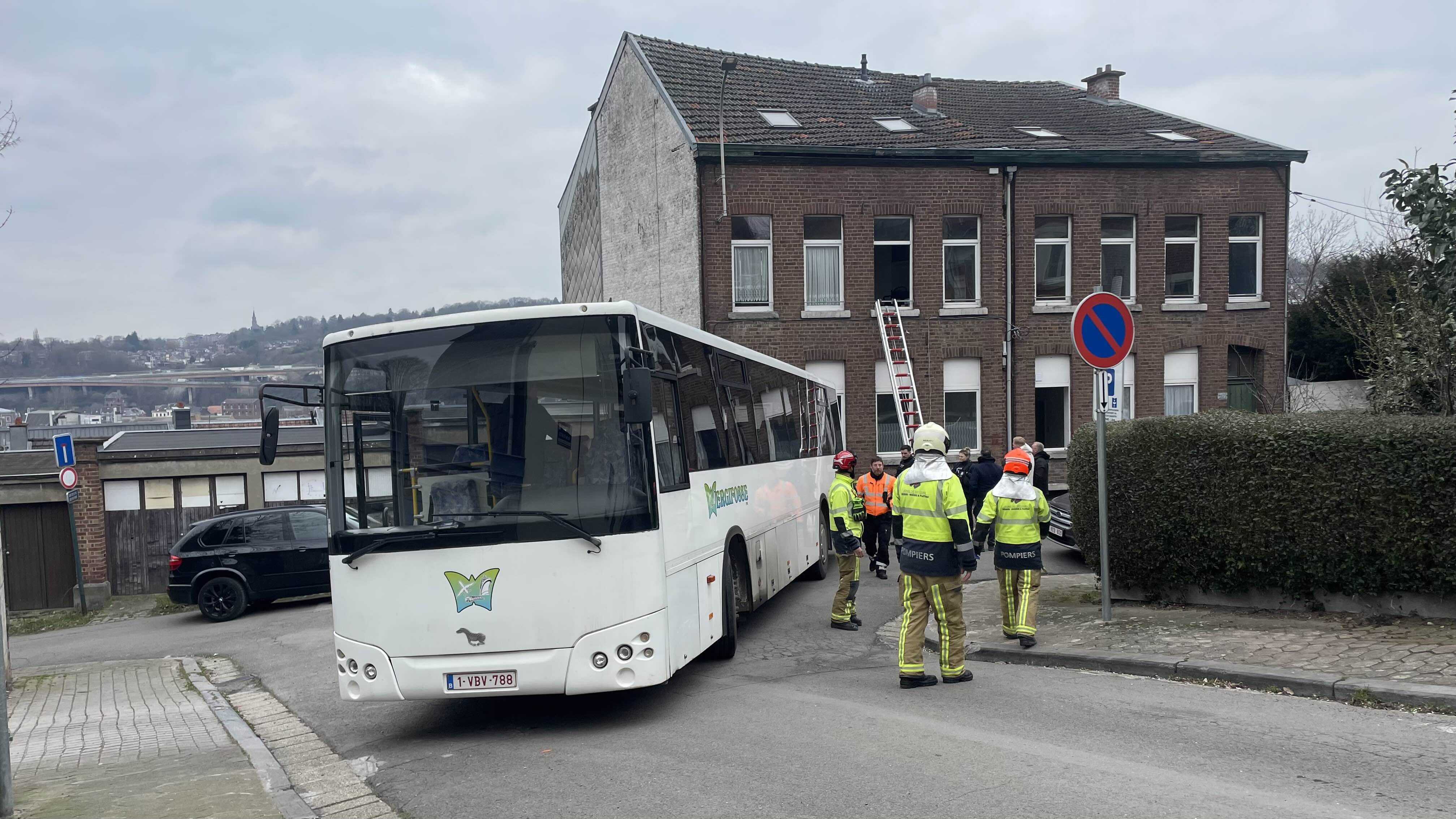 Un bus scolaire finit sa course dans la façade d'une maison