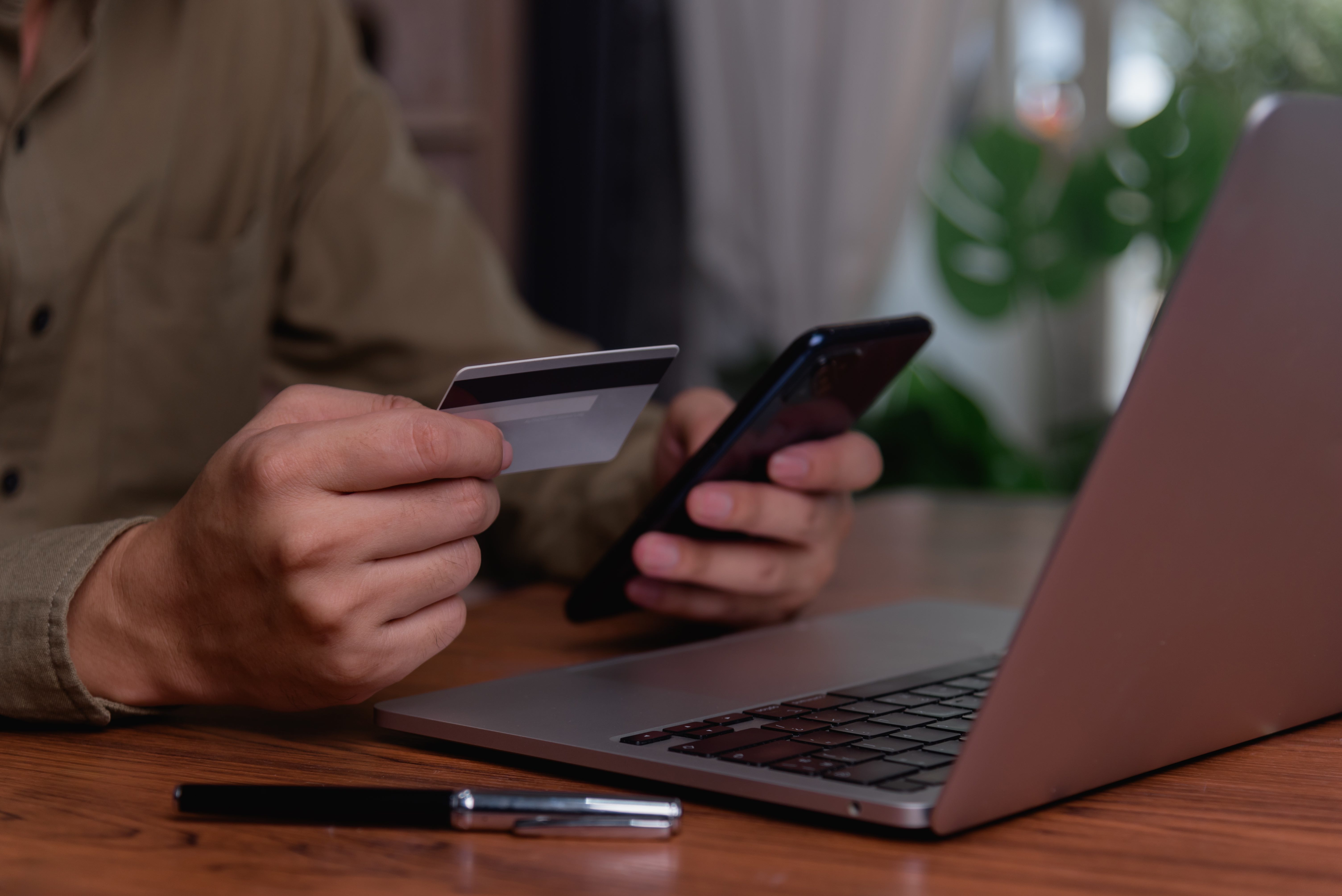 Plusieurs habitants victimes d’arnaques en ligne et par téléphone