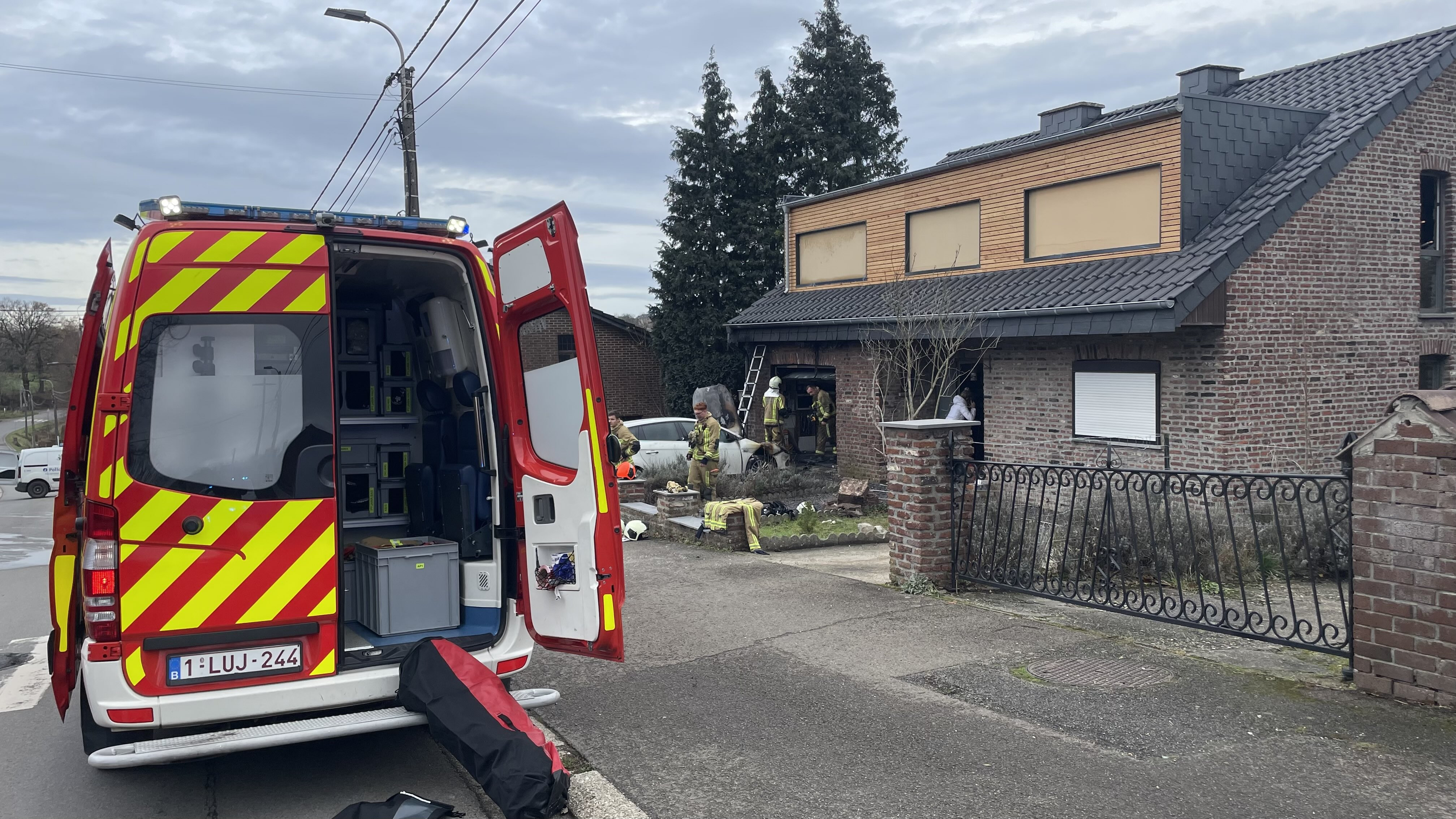 Incendie à Thimister-Clermont : une voiture en flammes touche une habitation