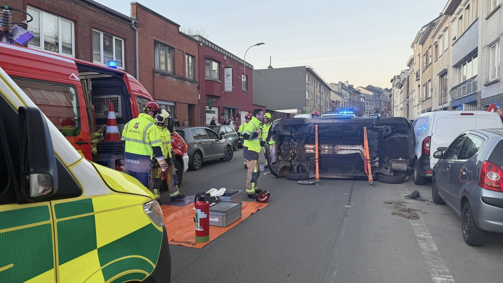 Accident à Verviers : une voiture sur le flanc, une victime coincée