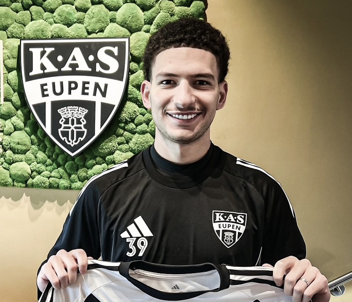 Le joueur international qatari Mustafa Tarek Mashaal débarque à la KAS Eupen