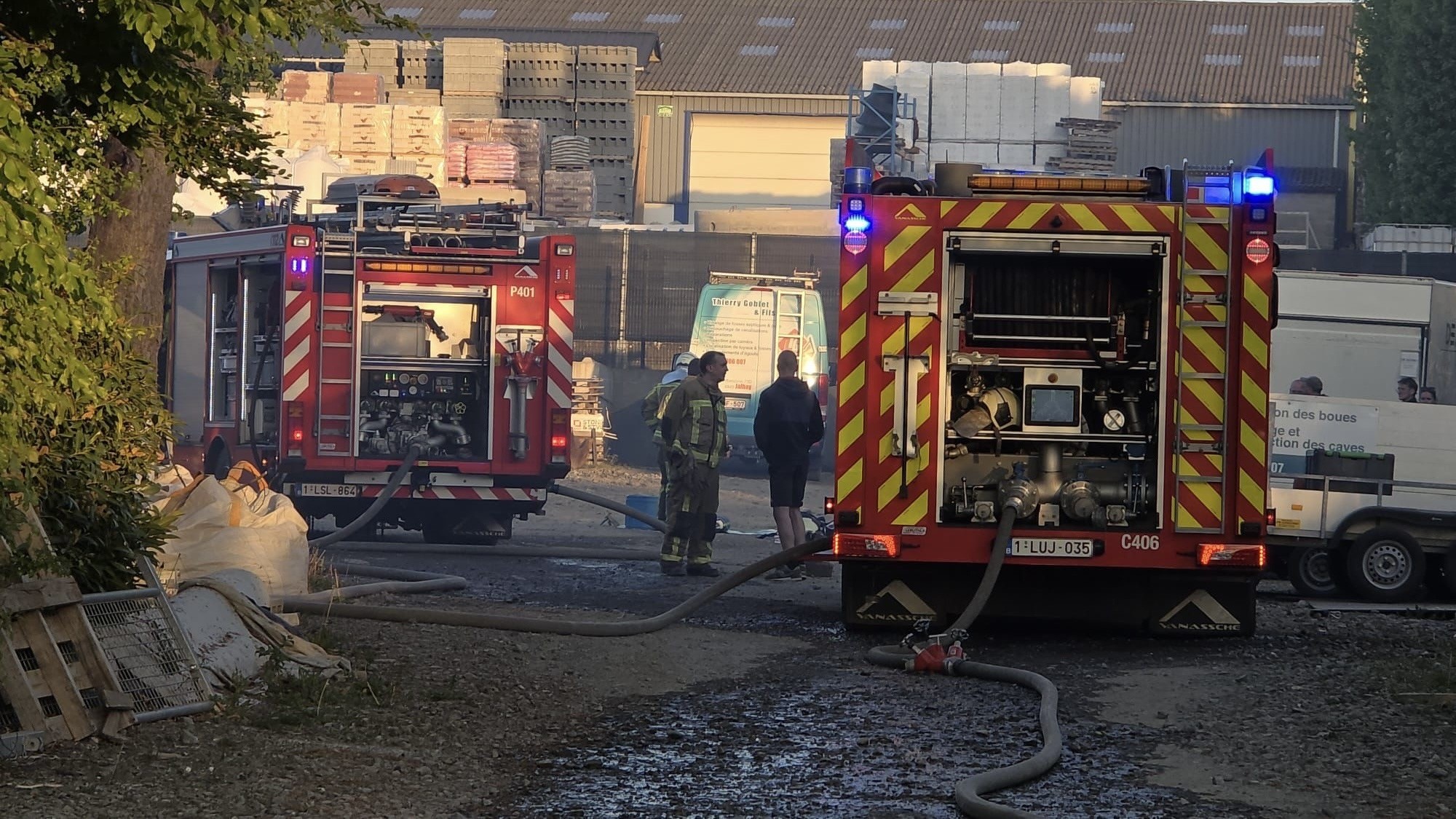 Jalhay : un violent incendie ravage un atelier et touche deux habitations