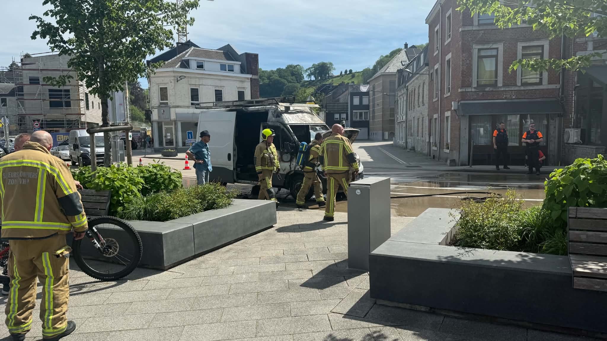 Limbourg : une camionnette entièrement ravagée par les flammes place Léon d’Andrimont