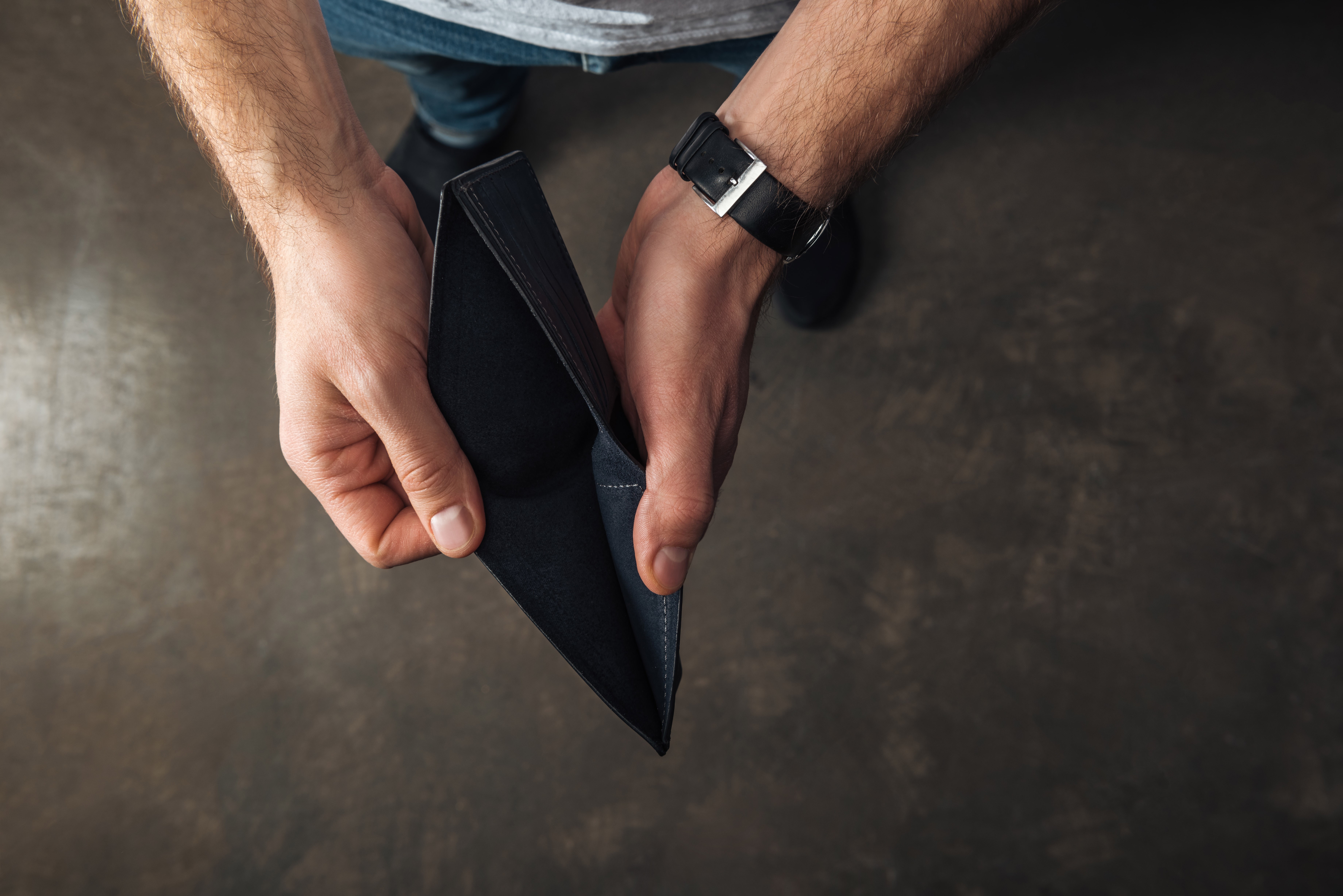 Elle pense donner 5 euros, son compte est débité d'une somme bien plus importante