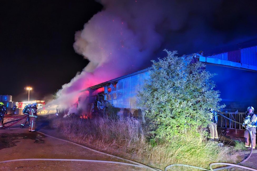 Un entrepôt détruit par un incendie cette nuit à Lontzen