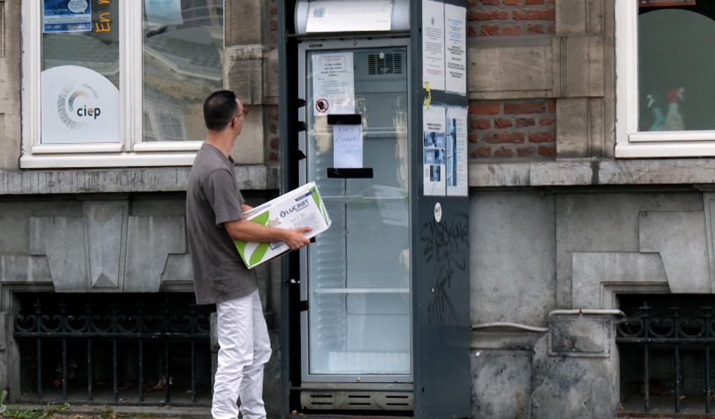 Trop de nuisances: le frigo solidaire doit être retiré