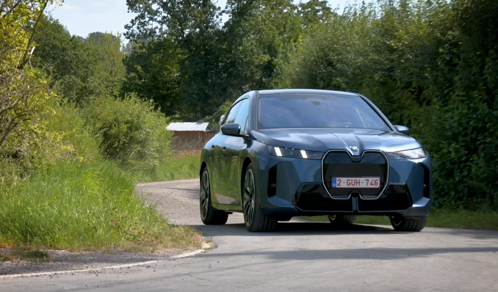 BMW iX xDrive45 : le SUV électrique qui veut tout faire (même l’écologie) !