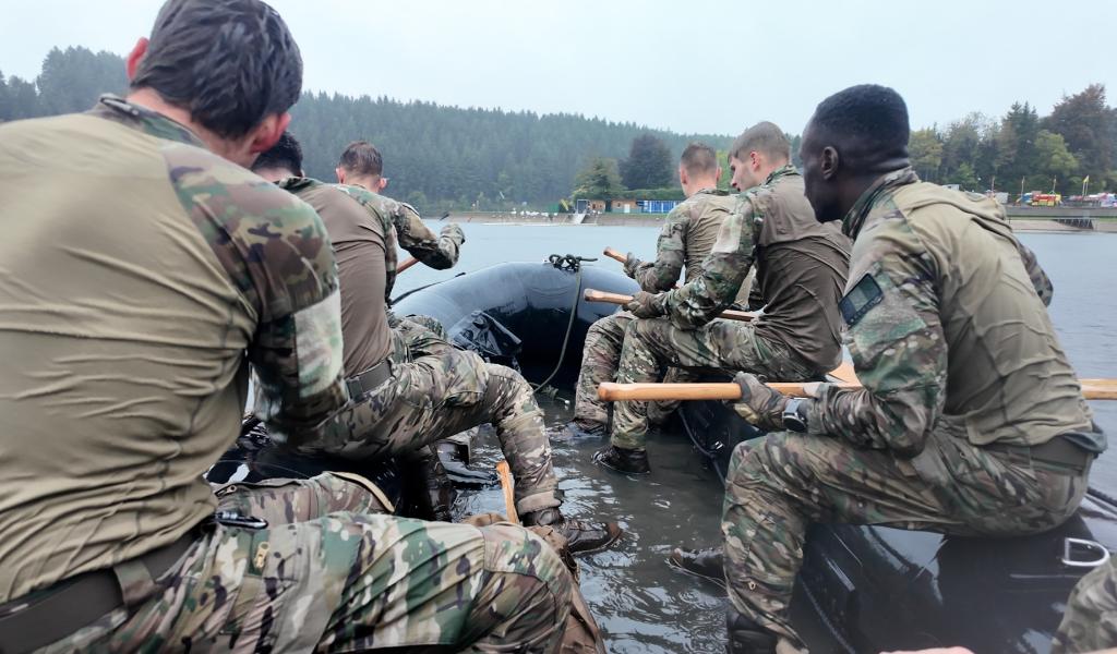 Robertville: les Lignards de Spa en immersion dans le lac...