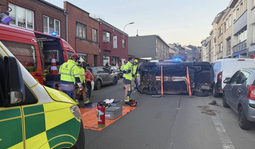 Accident à Verviers : une voiture sur le flanc, une victime coincée