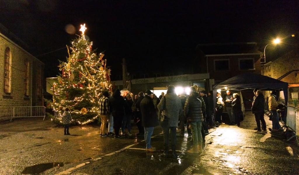 À Stembert, le dernier sapin naturel de Verviers s’illumine et lance le marché de Noël