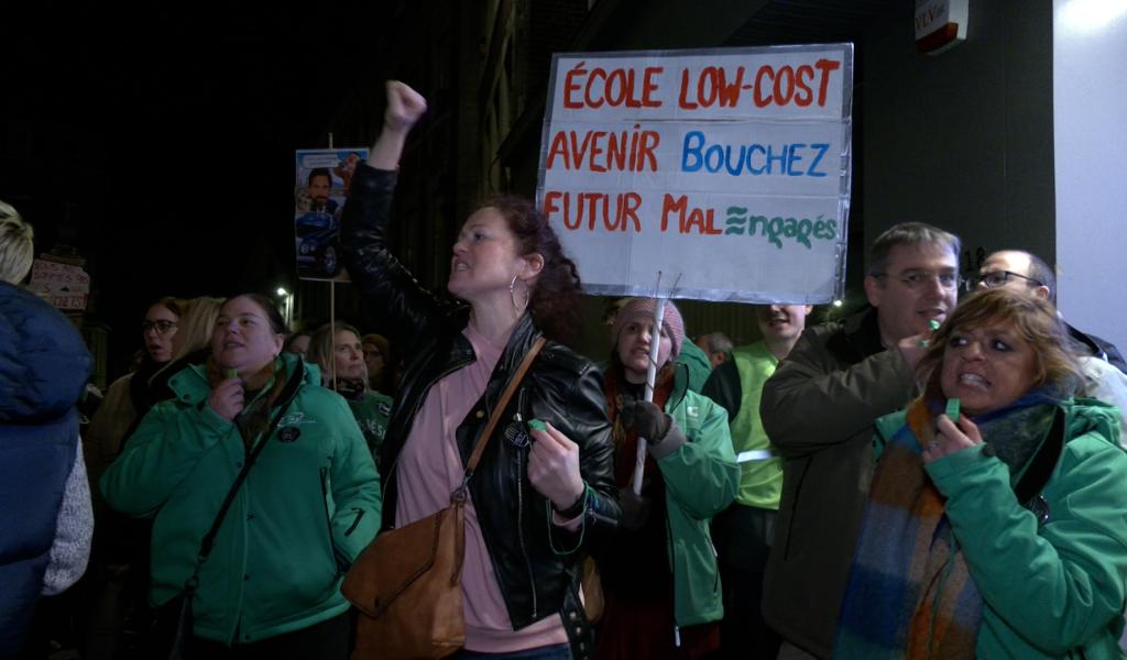Maxime Prévot confronté à la grogne des enseignants devant le Théâtre du Peigné