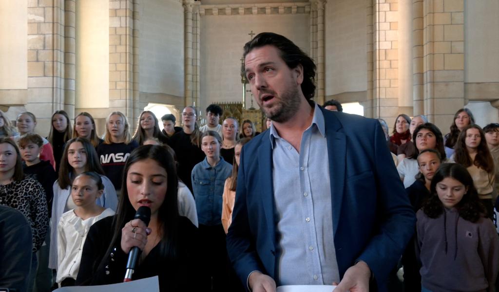 Sébastien Parotte chante Noël avec un chœur d'enfants