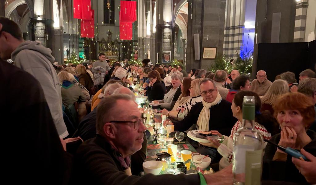 Un repas aux mille bougies, au cœur d’une église