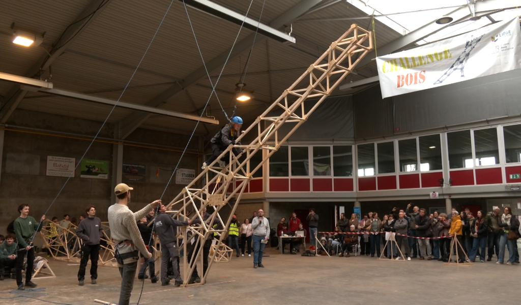 126 étudiants défient la gravité... avec du bois