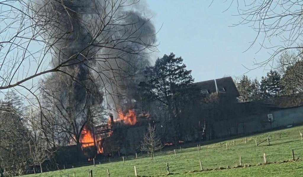 Important incendie à Welkenraedt, 46 pompiers et 16 véhicules sur place