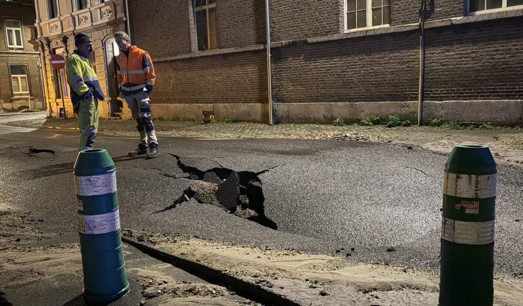 Verviers : une conduite éclate, la rue Saint-Remacle se soulève sous la pression !