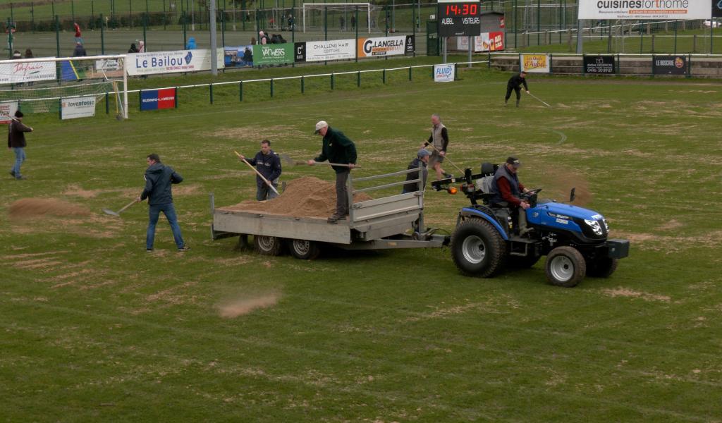 Solidarité à Aubel : une vingtaine de bénévoles mobilisés pour sauver le terrain du club