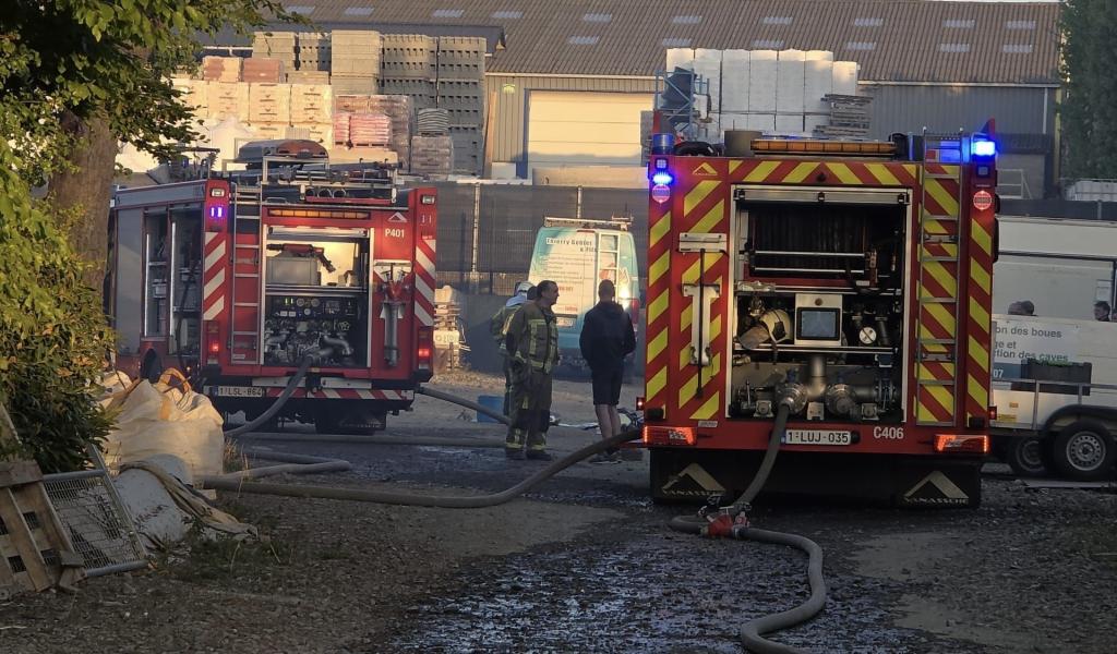 Jalhay : un violent incendie ravage un atelier et touche deux habitations