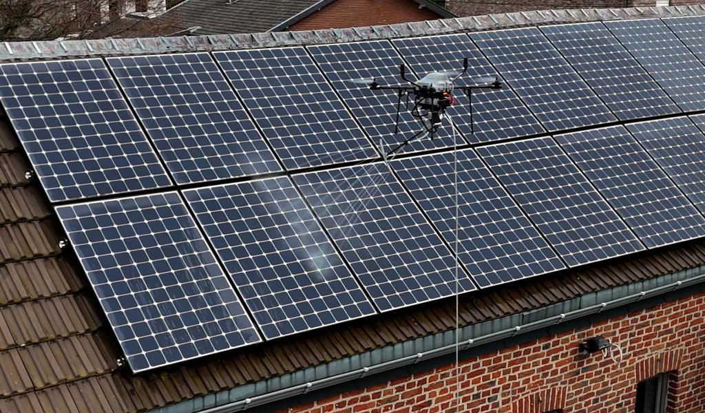 Des drones pour nettoyer les toits