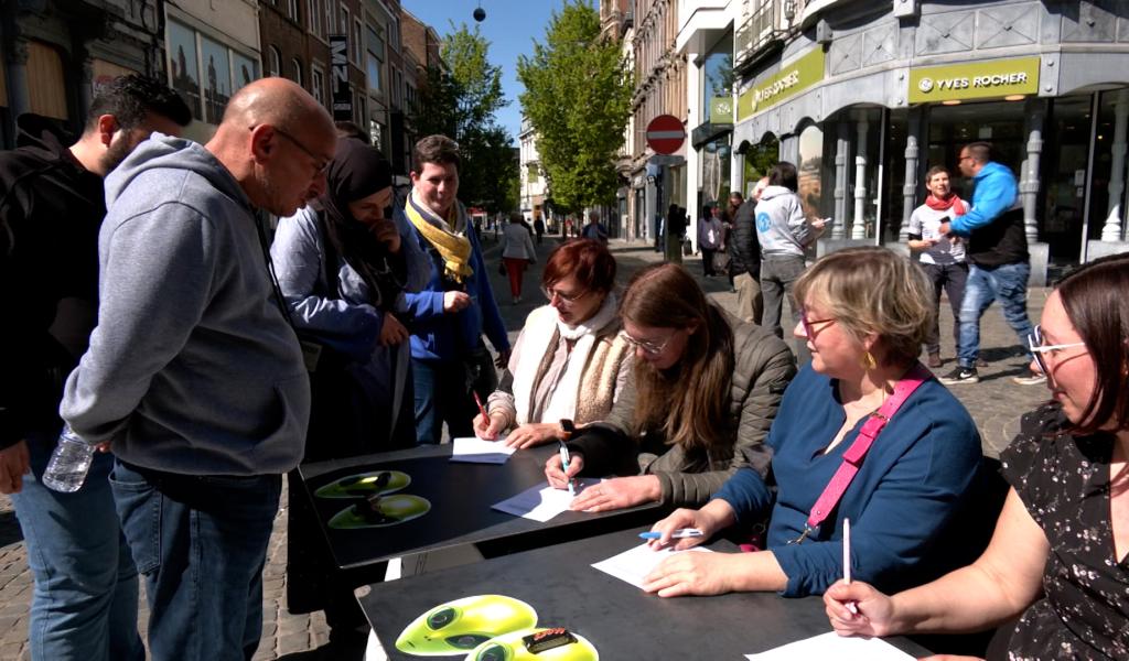 Verviers : un QCM en pleine rue pour dénoncer les réformes de l'enseignement