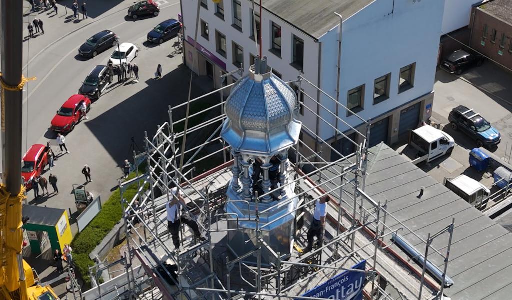 Opération spectaculaire: le campanile remis en place sur l'Hôtel de Ville