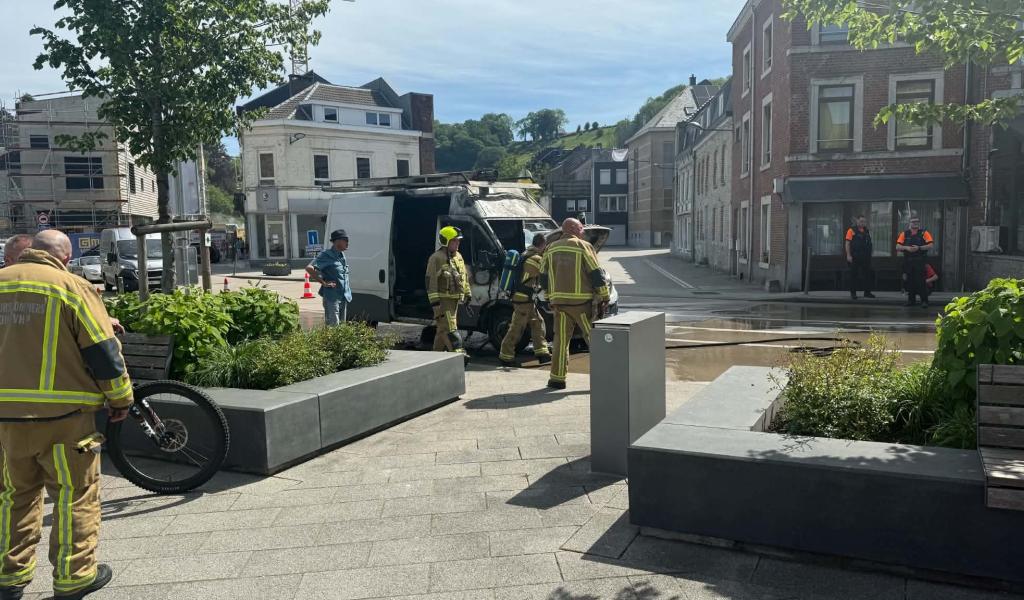 Limbourg : une camionnette entièrement ravagée par les flammes place Léon d’Andrimont