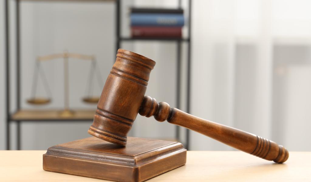 40 mois de prison pour avoir maltraité et extorqué sa grand-mère de 88 ans