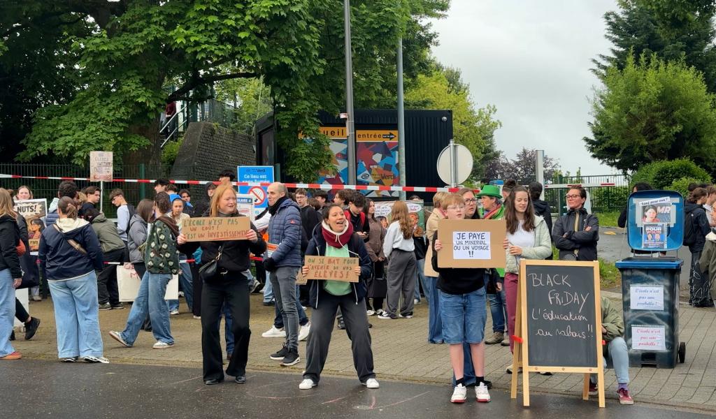 Mobilisation devant les écoles : les jeunes élèvent la voix !