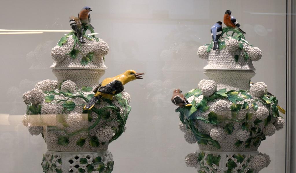 La restauration des vases « Boules de neige » révèle un décor caché