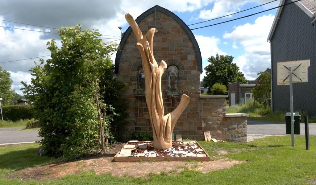 Charneux : le chêne centenaire de Renouprez renaît à travers une sculpture