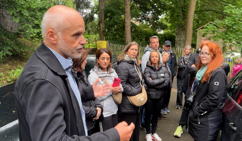 Des enseignants interpellent Charles Gardier à son domicile