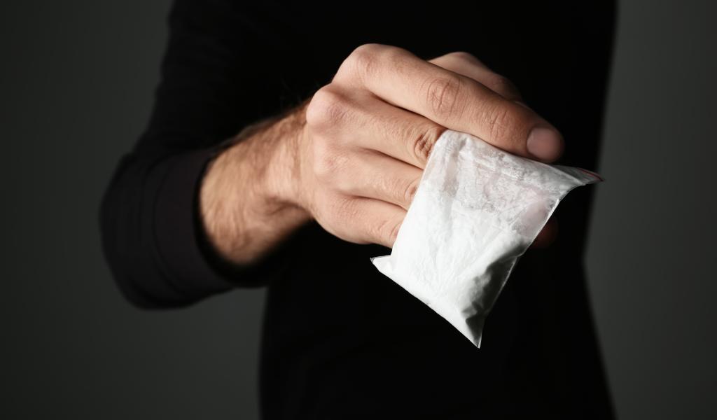 Il prétend avoir trouvé de la drogue par terre dans la rue !