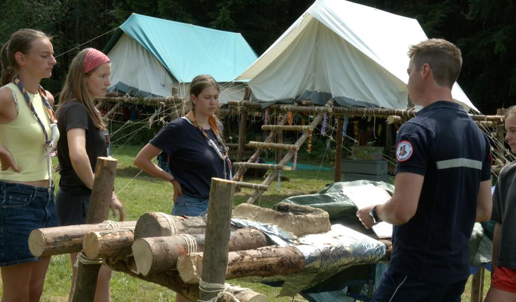 Des lanternes à la place des flammes : les camps scouts s’adaptent à la canicule