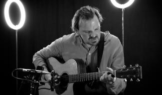 Sébastien Hogge : « Une ligne de chemin de fer entre moi et le public »