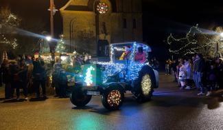 À Ondenval, la parade des tracteurs illumine le village