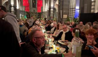 Un repas aux mille bougies, au cœur d’une église