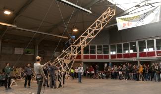 126 étudiants défient la gravité... avec du bois