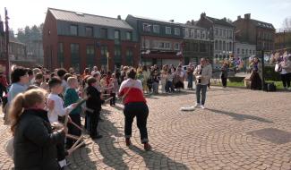 À Dison, les enfants battent les Tambours de la Paix face aux conflits du monde