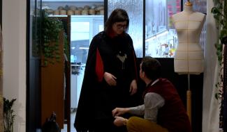 Capes sur mesure pour poules herviennes de caractère