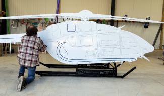 Six entrepreneurs réalisent une maquette du CMH pour la Fête de l'hélico