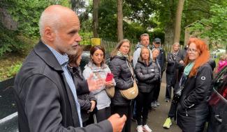 Des enseignants interpellent Charles Gardier à son domicile
