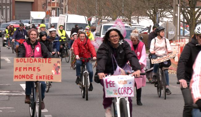 En vélo, en fresque ou en buste, les femmes prennent place dans l'espace public