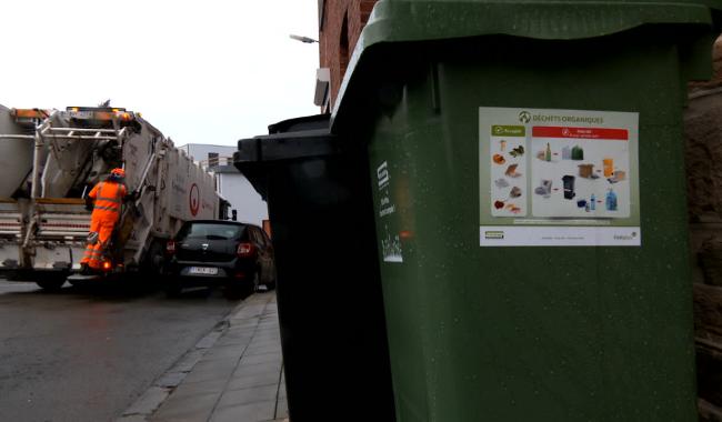 Les camions-poubelles passent moins, mais coûtent plus cher, voilà pourquoi