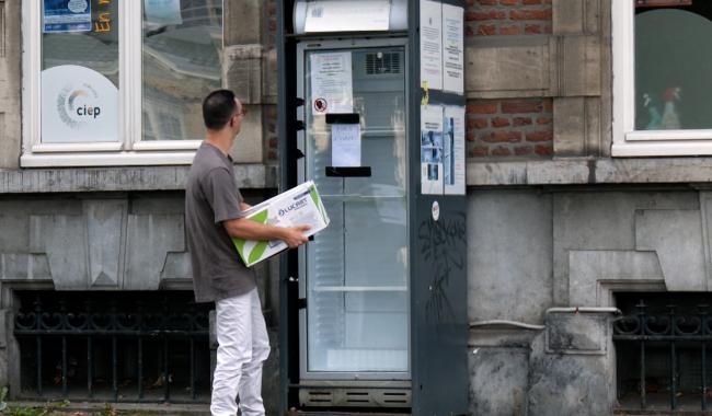 Trop de nuisances: le frigo solidaire doit être retiré