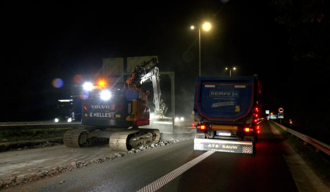 Travail de nuit sur le chantier du Laboru sur l'autoroute