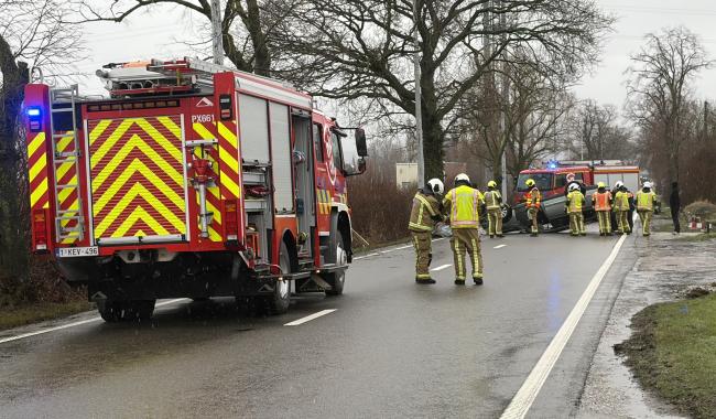 Spectaculaire accident à Lontzen : une voiture termine sur le toit