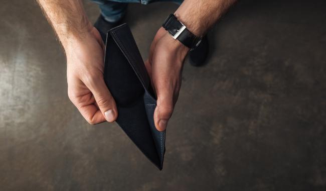 Elle pense donner 5 euros, son compte est débité d'une somme bien plus importante