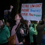 Maxime Prévot confronté à la grogne des enseignants devant le Théâtre du Peigné