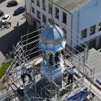Opération spectaculaire: le campanile remis en place sur l'Hôtel de Ville