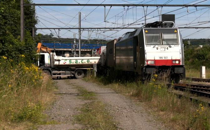 Un accident entre un train et un camion a mobilisé une vingtaine d'hommes à Plombières